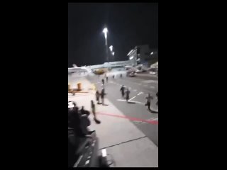 “Быстро все на борт!“: как спасались люди в аэропорту Махачкалы