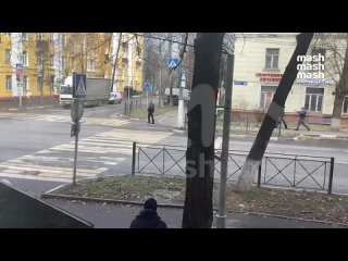 Un hombre atacó con un machete a una madre y a su hijo en la calle Lyubertsy, cerca de Moscú. El vídeo muestra su dura detención