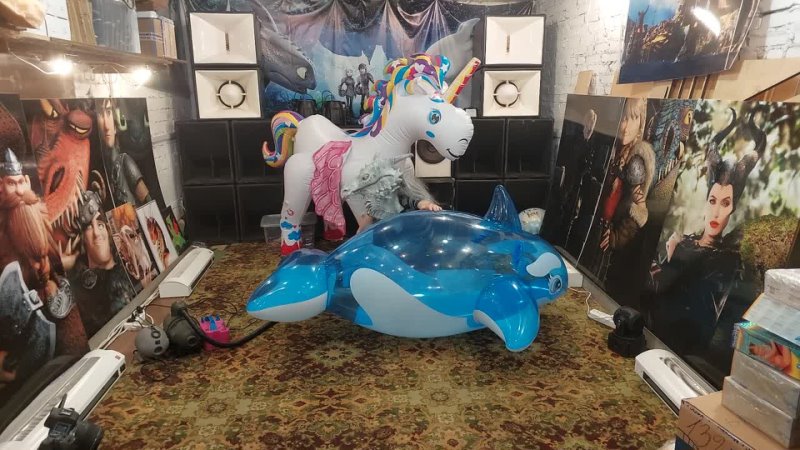 Лопаем дельфинчиков))) Inflatable dolphin blow to pop