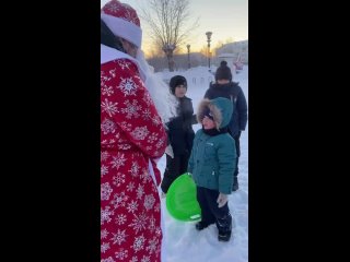 Ребенок рассказывает  стишок Деду Морозу