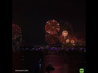 🇦🇺 Fuegos artificiales dan la bienvenida al Nuevo Año 2024 sobre el puerto de Sídney