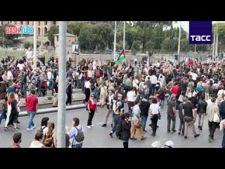 🇮🇹 В Риме участник акции в поддержку Палестины сорвал флаг Израиля со штаб-квартиры ФАО