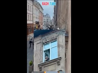 🇺🇦 В центре Львова мужчина на полную громкость слушал российские песни и вызвал шок у прохожих