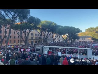 В центре Рима прошел многотысячный митинг против насилия в отношении женщин.