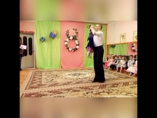 Папа с радостью научился танцевать вальс для своей дочки, чтобы вместе с ней исполнить этот танец в детском саду. ☺