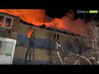 Деревянный аварийный дом сгорел в Салехарде: есть пострадавшие
