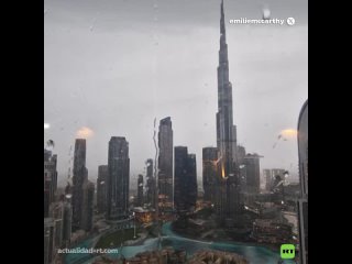 Un rayo alcanza el Burj Khalifa de Dubái en medio de una fuerte tormenta eléctrica