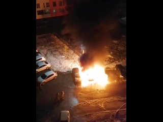 3 машины уничтожены огнем в УфеВ час ночи пожарные МЧС Башкортостан выехали по сообщению от жильцов дома по ул.