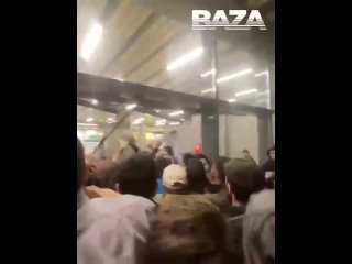 #СВО_Медиа #Военный_Осведомитель
Момент прорыва толпы с криками “Аллаху Акбар“ на в терминал аэропорта Махачкалы.