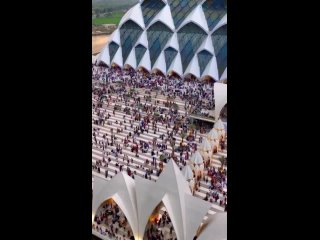 🇮🇩 В Индонезии построили грандиозную мечеть, рассчитанную на 50 тысяч человек.