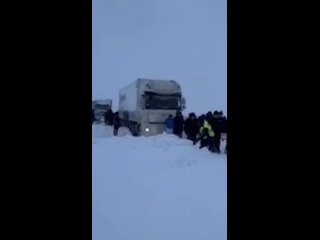 Тысячи машин застряли в пробке на трассе из-за бурана | Казахстан