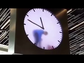 Каждый час он выполняет разные задания, от уборки до ремонта, и каждый час по-разному выглядит и ведет себя. Это... (видео)