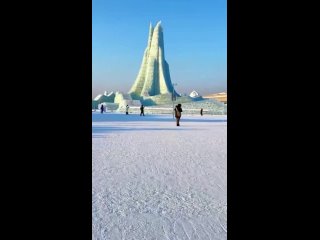 Более 1000 ледяных и снежных скульптур выставили на обозрение туристов в китайском городе Харбин. Для создания своих работ масте