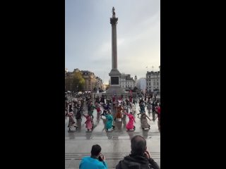 Артисты монгольского театра танцуют под калмыцкую песню в Лондоне