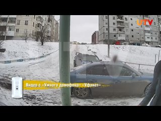 В Башкирии водитель иномарки скатился с горки и придавил женщину, которая садилась в Audi
