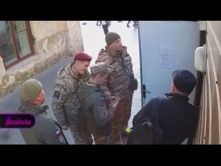 “¡Tienes una citación!“ — en Lvov, seis comisarios militares ucranianos arrastraron por la fuerza a una persona discapacitada de