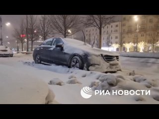 Циклон “Ваня“ засыпает Москву снегом.