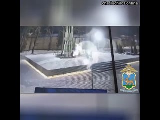 В Пскове школьники снежными глыбами потушили Вечный огонь  Трое зумеров 10 и 11 лет забросали пламя
