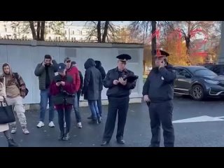 В центре Москвы спасли кота который был 4 дня заперт в машине без еды и воды.mp4