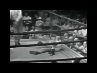2 августа 1954 года. 19 летний Флойд Патерсон уничтожает Томми Харрисона в первом раунде