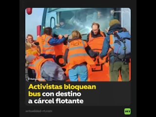 Ecoactivistas bloquean un bus que transporta migrantes a la prisión flotante Bibby Stockholm
