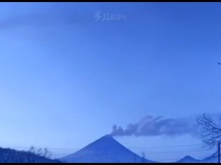Вулкан Ключевской на Камчатке в ходе нового извержения выбросил столб пепла до 6 километров, шлейф пепла протянулся более чем на