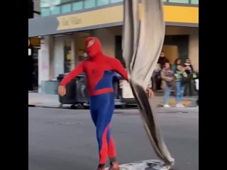 Человек-паук подрабатывает