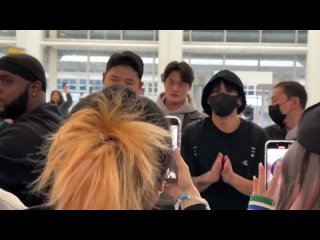 Чонгук счастлив и благодарен фанатам в аэропорту после успешного запуска альбома