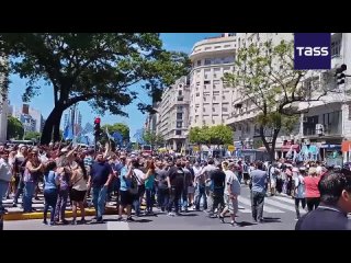 ▶️ Varios miles de personas protagonizaron una protesta en el centro de la capital argentina contra el decreto de emergencia del
