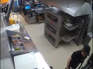 Работяга из пиццерии напал на коллегу