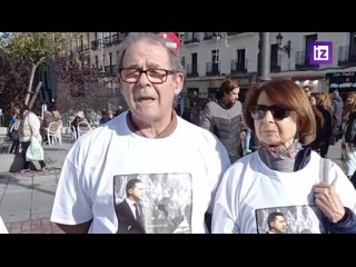 Крошечный стихийный митинг прошел вчера в Мадриде. Пенсионеры вышли с футболками с изображением Зеленского и надписью “Хватит фи
