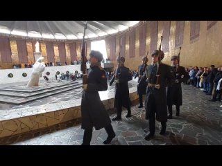 Смена караула на Мамаевом кургане в Волгограде/Сталинграде в Зале Воинской Славы