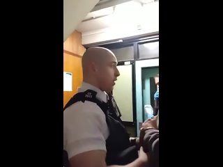 Житель Лондона арестован после видео в Facebook с критикой палестинских флагов на улице Великобритании

Арест британца, выражавш