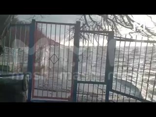 Непогода застала и жителей Ростовской области. Азовское море бушует не меньше Чёрного — вода выходит из берегов, и огромные волн
