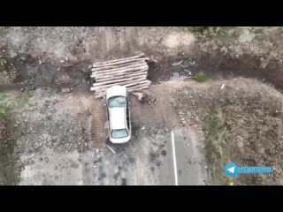 Вражеский дрон-камикадзе атаковал гражданскую машину, водитель погиб — беспилотник ВСУ не дает забрать тело мужчины, наводя огон