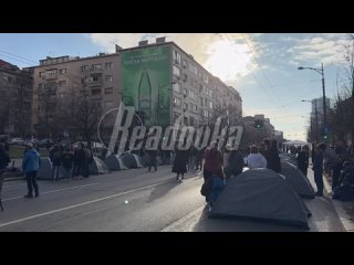 По «майданному сценарию» прозападные сербские митингующие разбили палатки для круглосуточного протеста