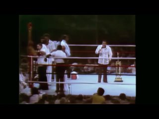 Али вытворяет перед Триллером в МанилеВ 3-ем бою Али-Фрейзер между боксёрами разыгрывался кубок, так как этот бой считался