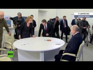🇷🇺 En visite à son QG électoral, Vladimir Poutine rencontre le réalisateur Vladimir Machkov