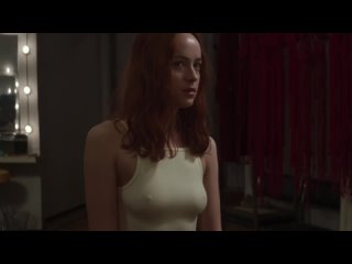 Дакота Джонсон (Dakota Johnson) и Миа Гот (Mia Goth) голые в фильме «Суспирия» (2018)