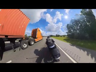 Во Флориде мотоциклист попытался на скорости проехать между пикапом и траком, прежде чем получил десятки переломов