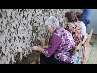 Пенсионерки из села Донского Ставропольского края плетут маскировочные сети для СВО