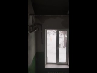 Дождь в подъезде: в Смоленске заливает трёхэтажный дом