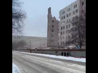 Стена университета обрушилась прямо на тротуар и дорогу в Москве