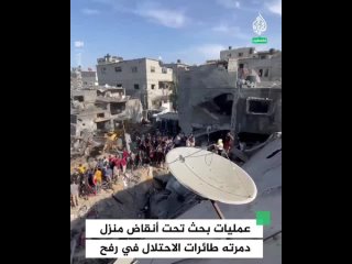 Decenas de ciudadanos acudieron en masa para participar en las búsquedas bajo los escombros tras el ataque israelí a la casa de