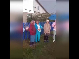 Всей деревней встречают героя!