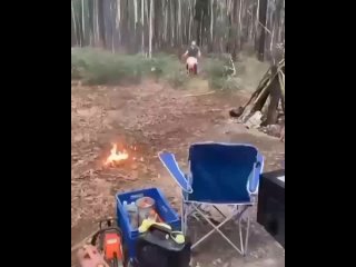 Если у вас есть байк, то расжигайте костер правильно Вот так) Если что шутка (видео)