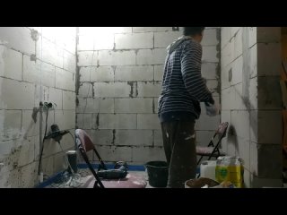 Грунтовка стен в ванной