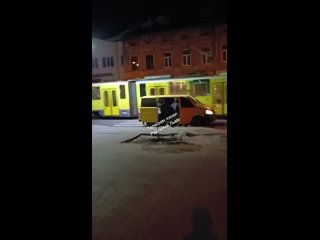Военкомы Львова просто заталкивают людей в автобус (2)