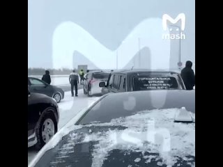 Массовая авария из 27 автомобилей на трассе М-7 “Волга“. В ДТП оказались 14 фур и 13 легковушек. Виновники — метель и холод, кот