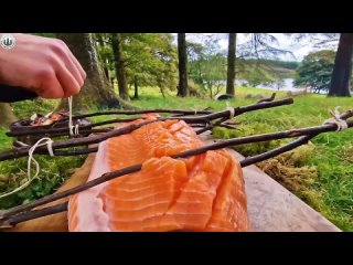 Приготовление лосося на костре под приятные звуки природы.